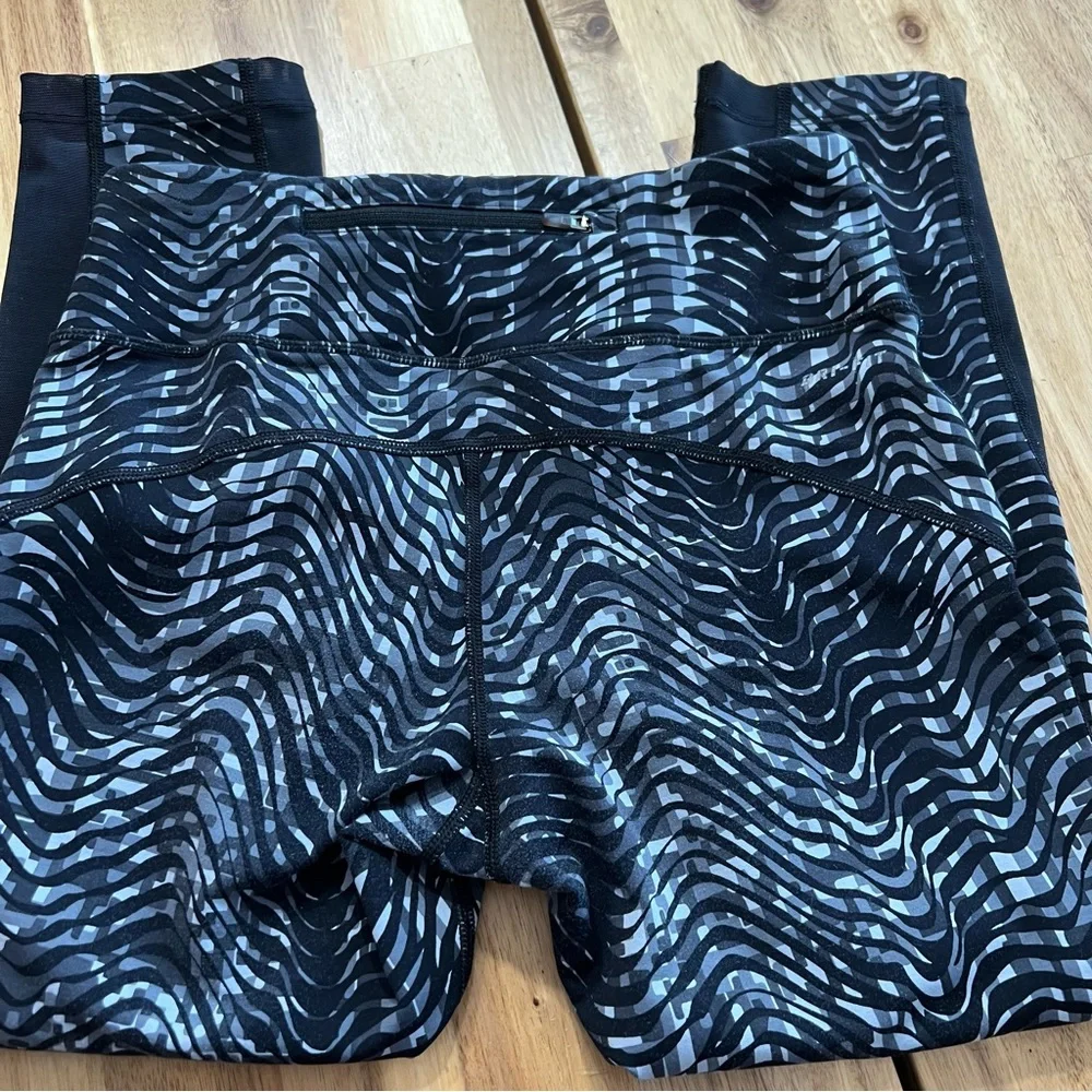 Nike Dri-FIT Patterned Capri Leggings – Size Small